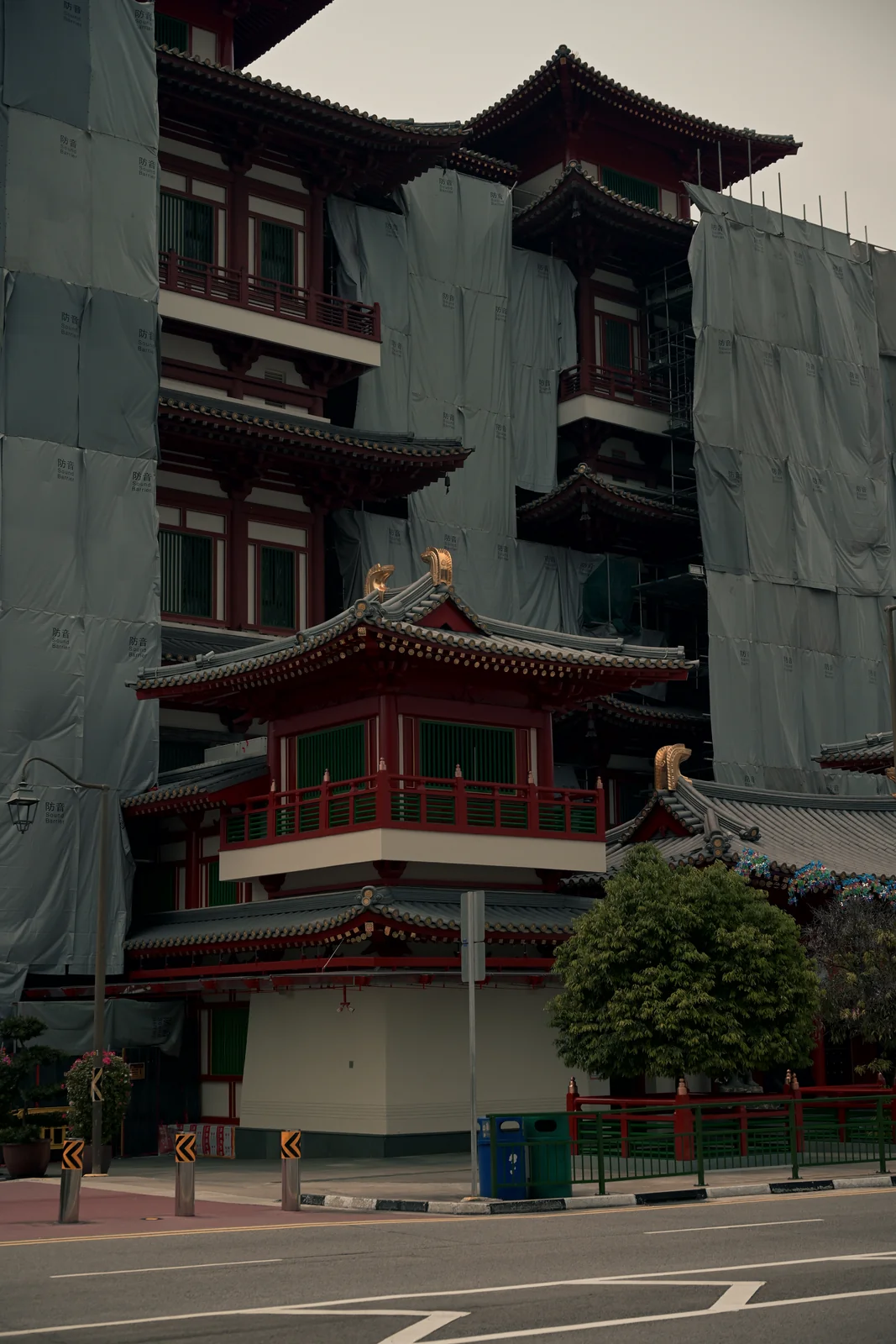 Buddha Tooth Relic Temple architecture in Chinatown Singapore